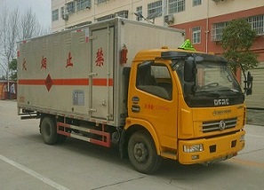 国五东风多利卡5米爆破器材运输车